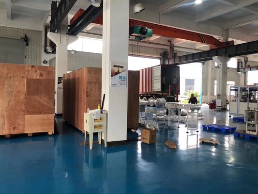 Máy làm giấy mặt băng tải 7,5KW, Máy sản xuất giấy 40 gói / phút